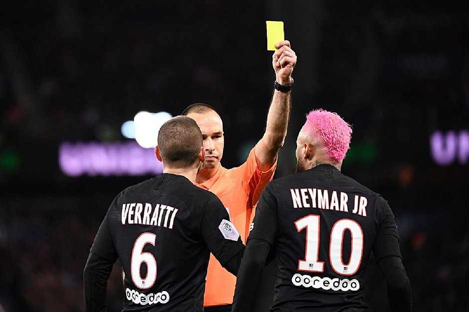 Neymar recebendo cartão. Franck Fife/AFP